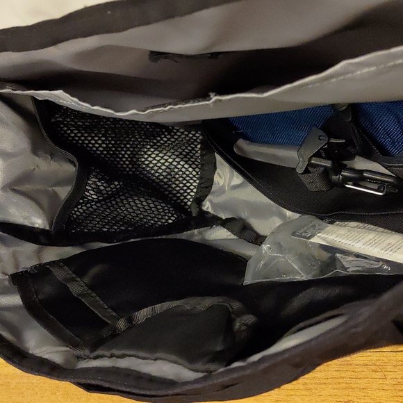 Small blue & black Timbuk2 laptop messenger bag with cross-body strap - Picture 8 of 15